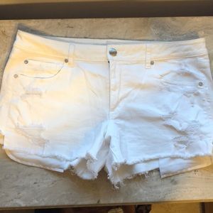 AE Super Stretch White Distressed Shorts 18